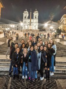 Students pose together on the Spanish steps in Rome