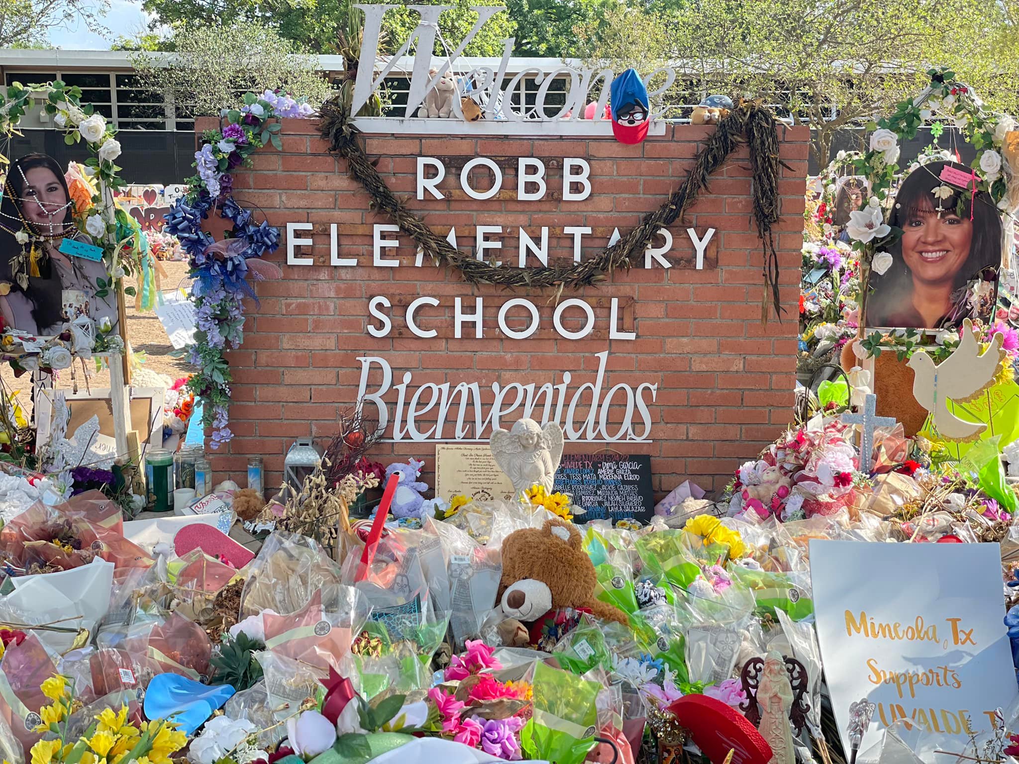 Robb elementary school memorial